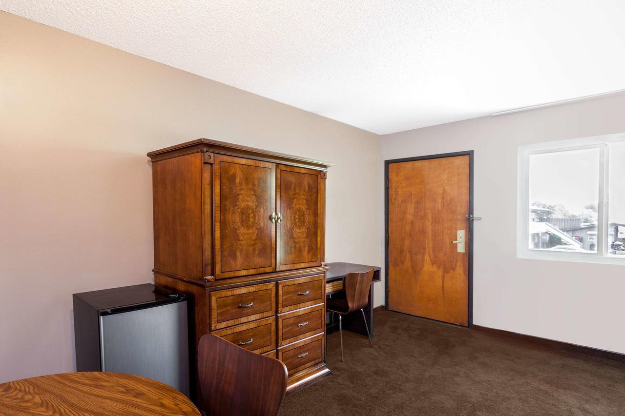 Super 8 By Wyndham Canoga Park Λος Άντζελες Εξωτερικό φωτογραφία