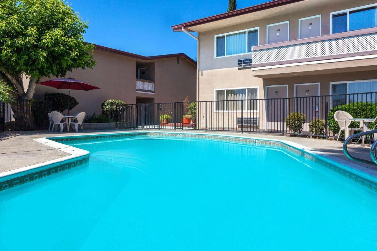Super 8 By Wyndham Canoga Park Λος Άντζελες Εξωτερικό φωτογραφία
